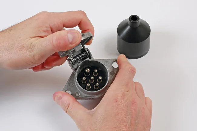 Connect 7 Pin 24 Volt Metal Socket 1pc - CPL