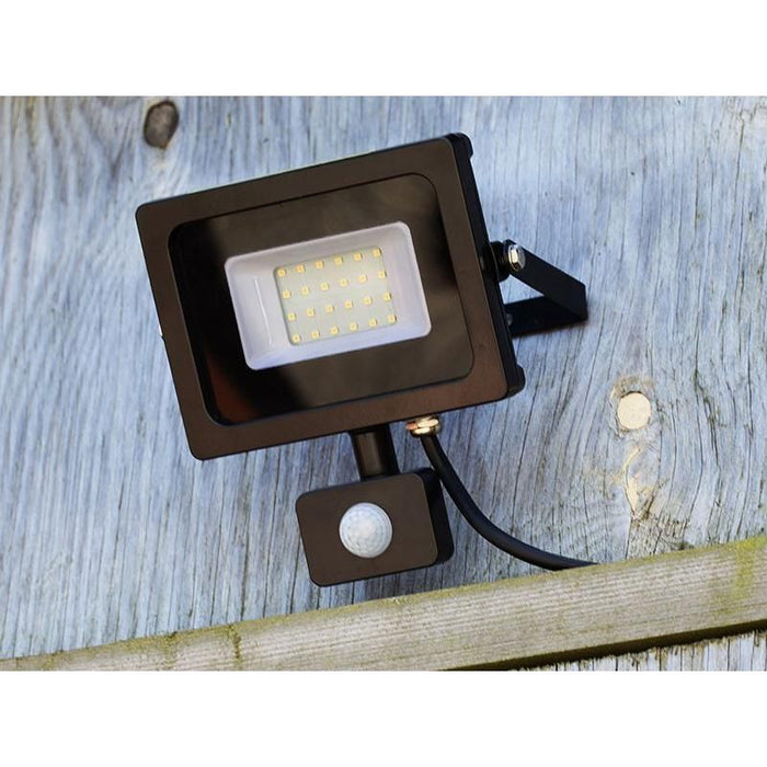 Faithfull Power Plus SMD LED Security Light with PIR 10W 800 lumen 240V Faithfull Power Plus - Town Tools