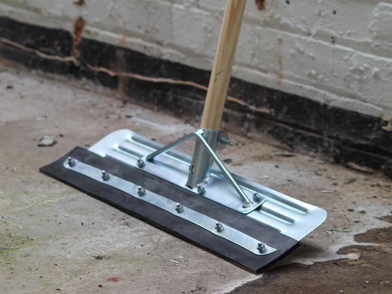 Faithfull Heavy-Duty Straight Yard Squeegee 22in (559mm) Faithfull - Town Tools